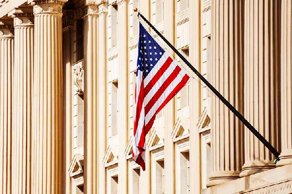 白银经历五年多最大单日跌幅后反弹回升