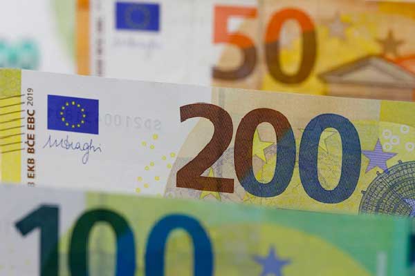 白银经历五年多最大单日跌幅后反弹回升